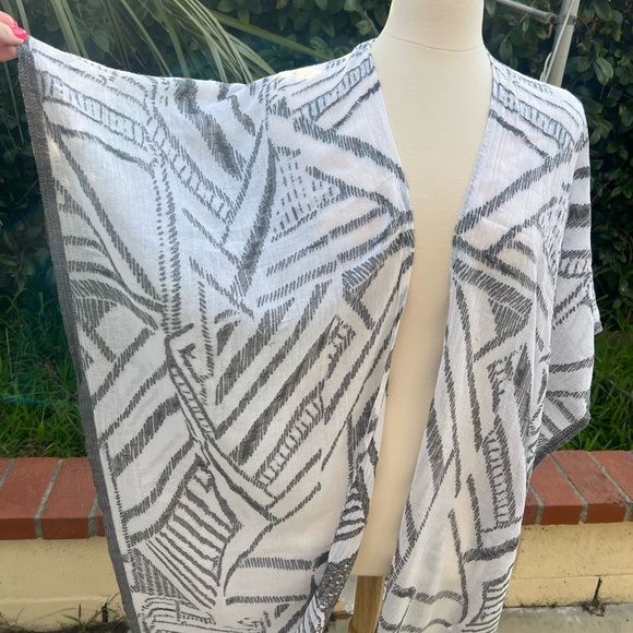 Gray and White Patterned Shawl - Picture 5 of 7